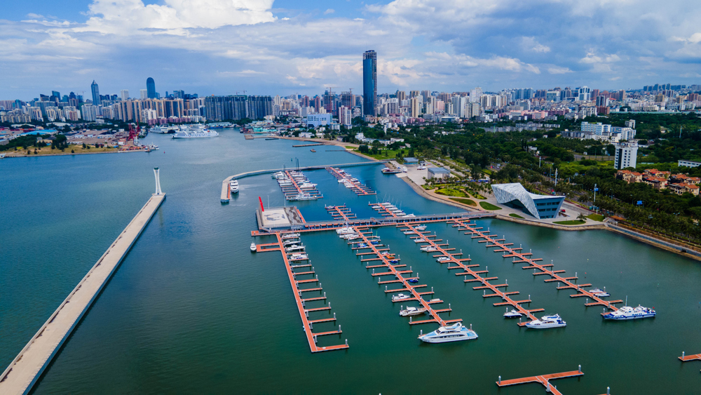 如何评估浮式防波堤的经济可行性？
